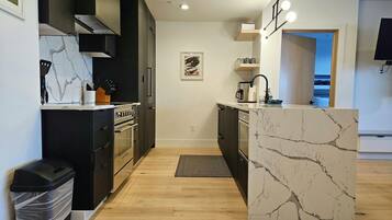 Refrigerador, microondas, horno y lavavajillas