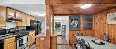 Jääkaappi, mikroaaltouuni, uuni, astianpesukone