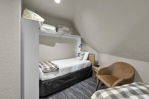 Iron/ironing board, WiFi, bed sheets - Selkirk Premier King - Balcony Suite with Views (Sandpoint)