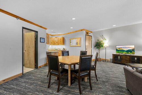 Selkirk Premier King - Balcony Suite with Views