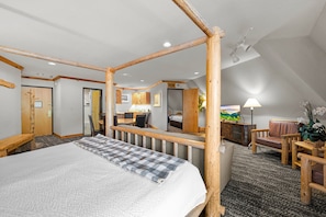 Une pièce comprenant un lit, des meubles en bois, un bureau et un miroir.