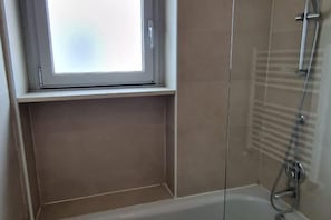 Bathtub, hair dryer, towels, soap - Style Homes (Milan)