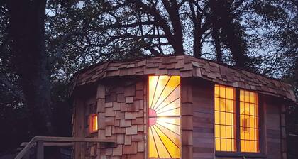 Rural Surrey Cottage and TV award winning 'Shed of the year' Mushroom house!