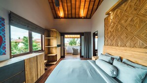 Un dormitorio moderno con una cama grande, cabecera de madera y vistas al exterior.