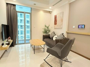 Business appartement, 1 slaapkamer, balkon, uitzicht op de stad | Hypoallergeen beddengoed, een minibar, individueel gedecoreerd