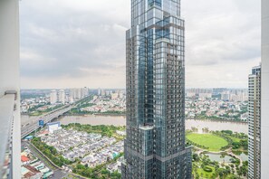 Business appartement, 3 slaapkamers, balkon, uitzicht op de stad | Uitzicht vanuit de kamer