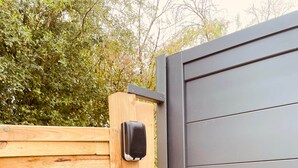 A wooden gate with a black handle and a metal latch. - Le Temps d'une Nuit (Landouzy-la-Ville)