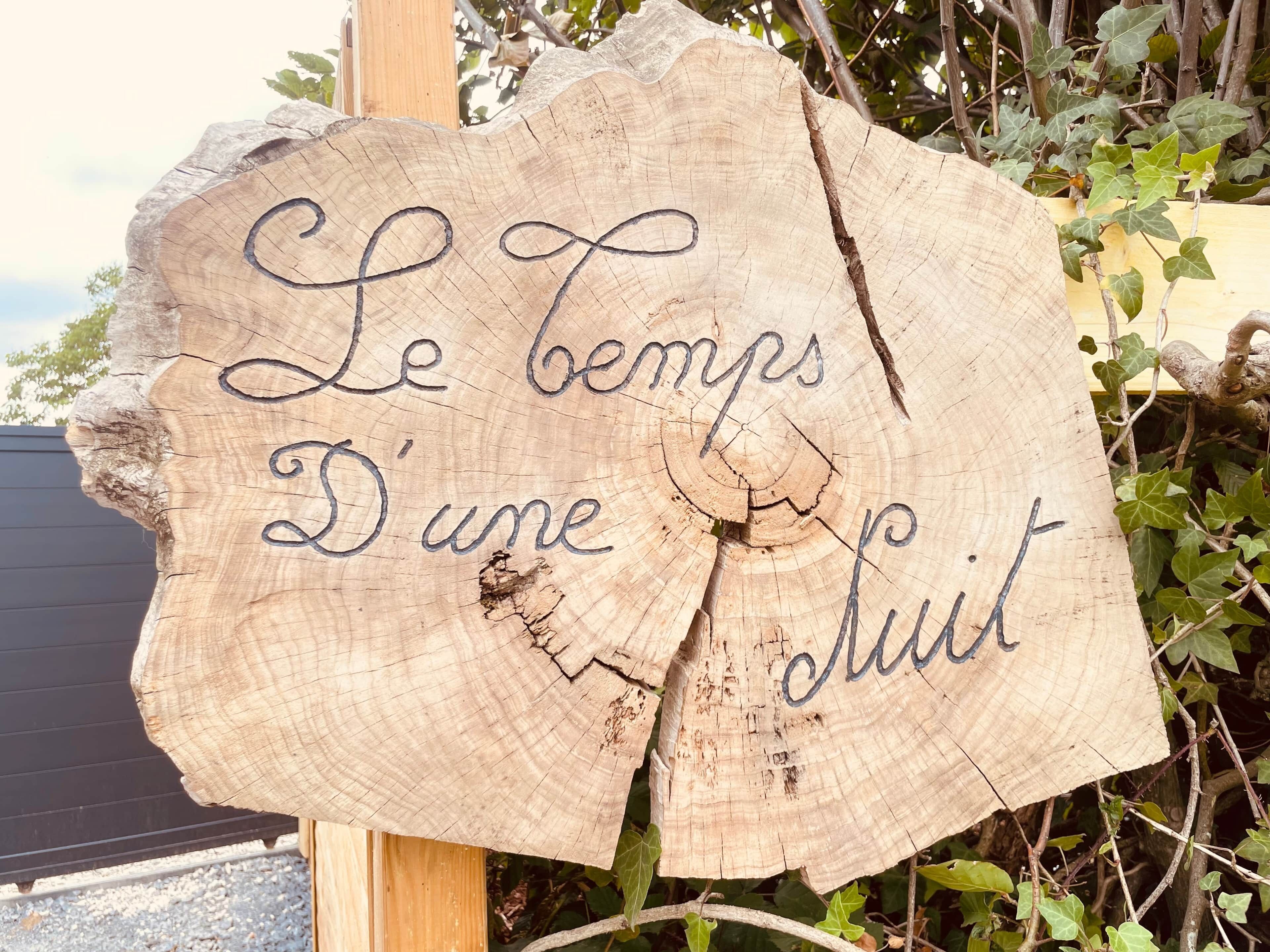 Un letrero de madera con texto en francés.