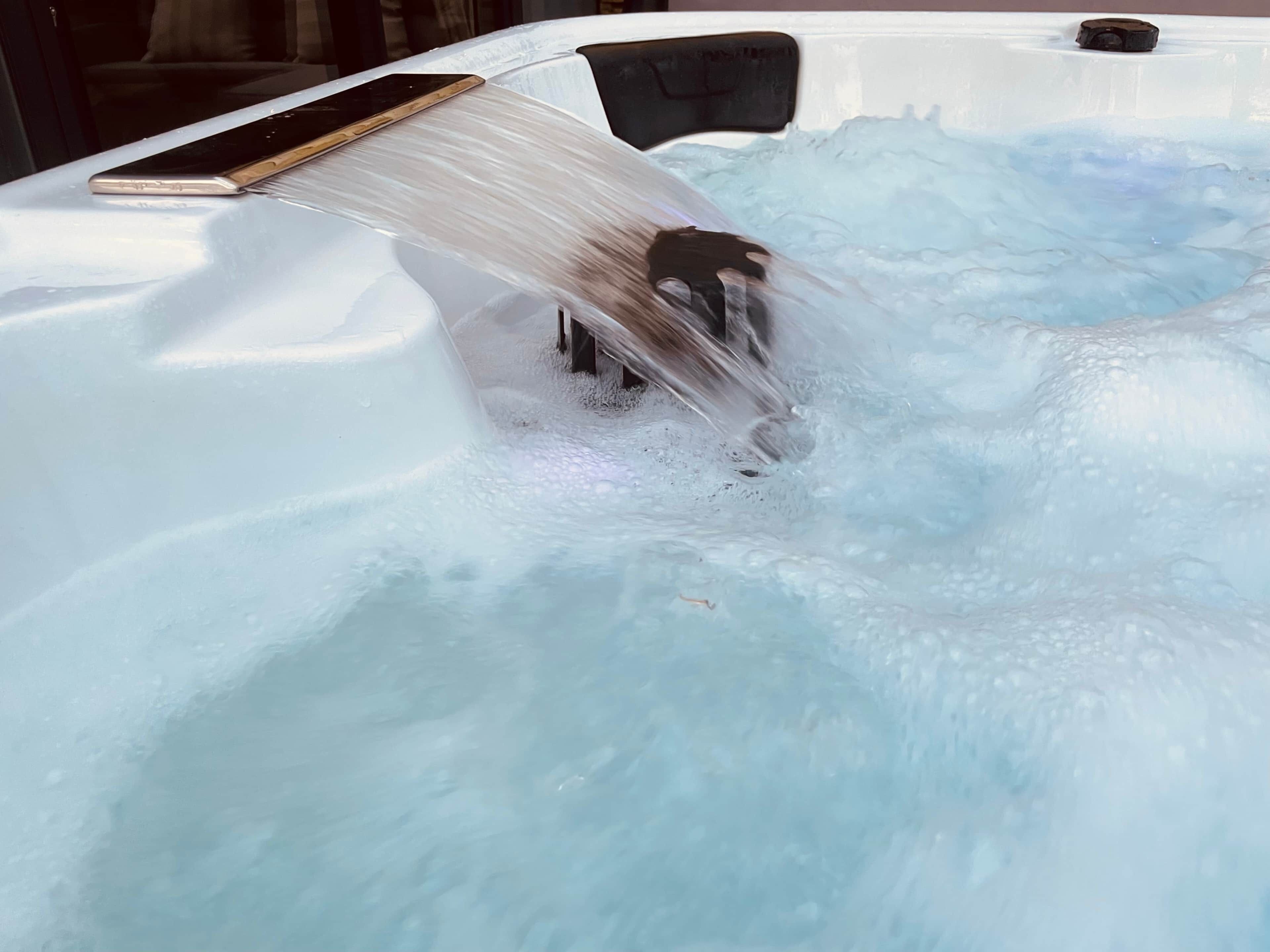 Una vasca idromassaggio con getti d'acqua che si alzano.