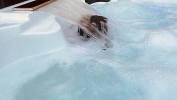 Una vasca idromassaggio con getti d'acqua che si alzano.