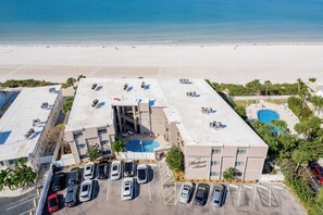 Un hôtel doté d’une piscine sur le toit, d’un parking et offrant une vue sur la plage.