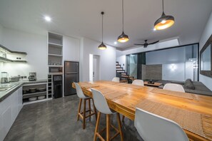 Fridge, coffee/tea maker