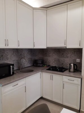 Fridge, microwave, oven, coffee/tea maker