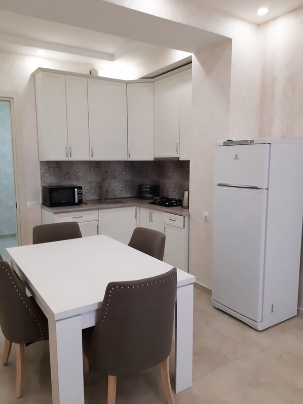 Fridge, microwave, oven, coffee/tea maker