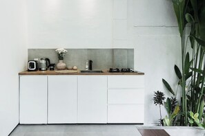 Refrigerador, placa de cocina, cafetera/tetera, tostadora