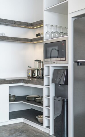 Refrigerador, microondas, placa de cocina, cafetera/tetera