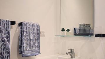 Ducha, toallas y papel higiénico