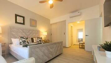 Espacio para trabajar con un portátil y tabla de planchar con plancha