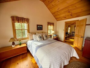 5 bedrooms, iron/ironing board, WiFi, bed sheets