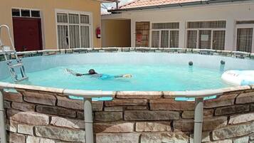 Una piscina al aire libre