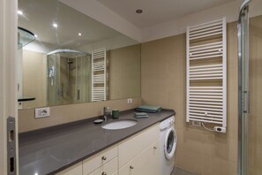 Een douche, een haardroger, een bidet, handdoeken