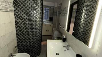 Asciugacapelli, bidet, asciugamani, sapone