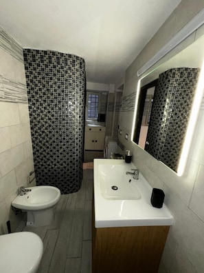 Asciugacapelli, bidet, asciugamani, sapone