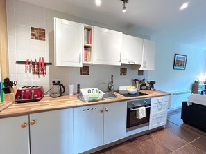 Fridge, microwave, oven, coffee/tea maker