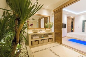 4 bedrooms, iron/ironing board, internet, bed sheets