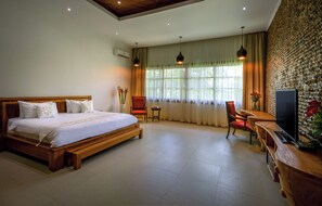 6 bedrooms, iron/ironing board, internet, bed sheets