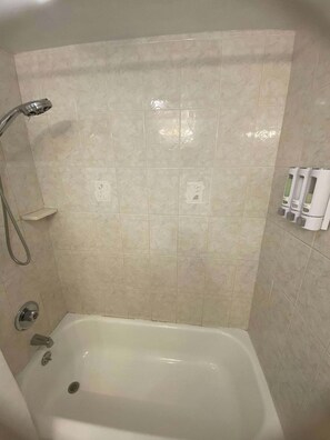 Sèche-cheveux, serviettes fournies, savon, papier toilette