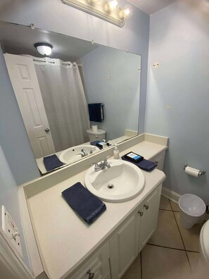 ヘアドライヤー、タオル、石鹸、トイレットペーパー