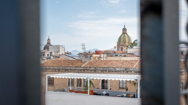 A view of a building with a dome and a bell tower, with a terrace in the foreground. - Candelai Loft con Terrazza by Wonderful Italy (Palermo)