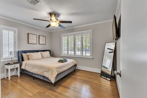 3 bedrooms, desk, iron/ironing board, free WiFi