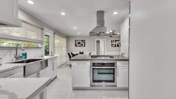 Refrigerador, microondas, horno, placa de cocina