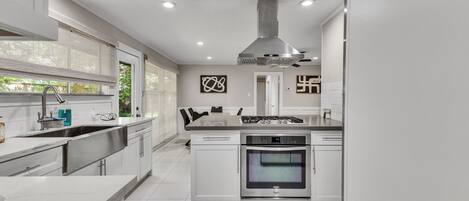 ثلاجة، ميكروويف، فرن، موقد طهي مسطح