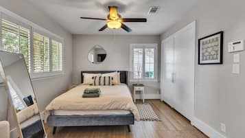 3 bedrooms, desk, iron/ironing board, free WiFi