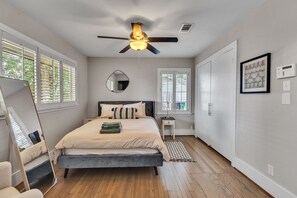 3 bedrooms, desk, iron/ironing board, free WiFi