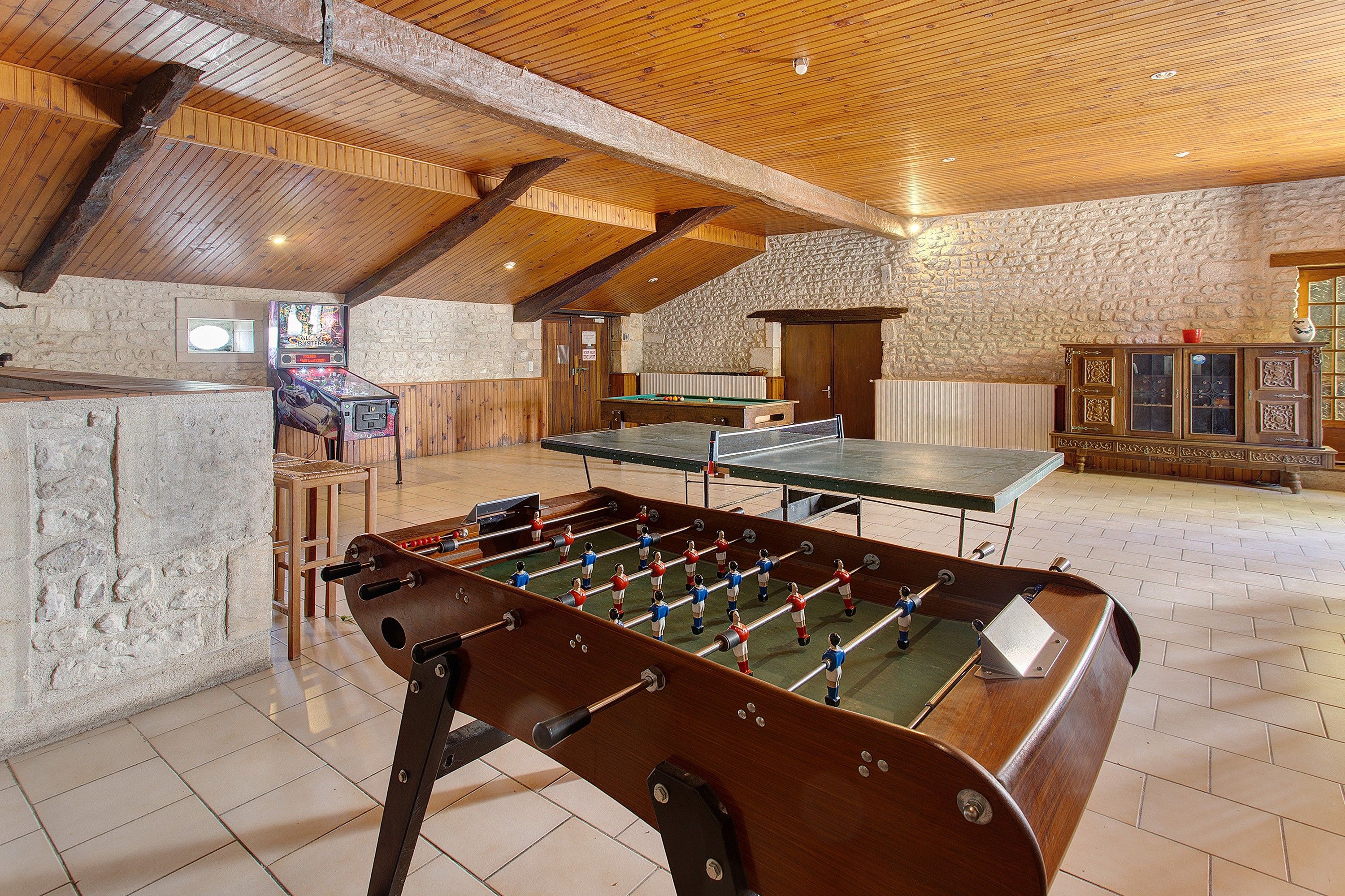 Une pièce équipée d’un baby-foot, d’une table de billard et d’une table de snooker.