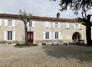 Exterior - Guest Room 'Lavande 4 Persons' with Shared Pool, Shared Terrace and Wi-Fi (Segonzac)