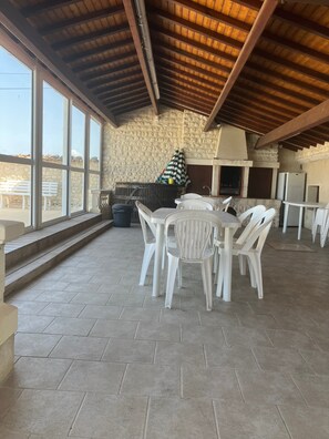 Outdoor dining - Guest Room 'Lavande 4 Persons' with Shared Pool, Shared Terrace and Wi-Fi (Segonzac)