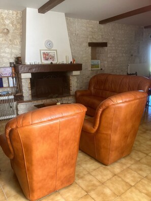 Interior - Guest Room 'Lavande 4 Persons' with Shared Pool, Shared Terrace and Wi-Fi (Segonzac)