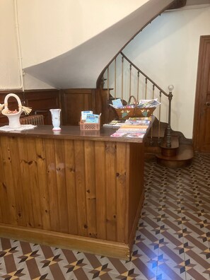 Lobby - Guest Room 'Lavande 4 Persons' with Shared Pool, Shared Terrace and Wi-Fi (Segonzac)