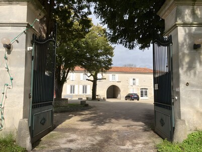 Bed and Breakfast 'D'hôtes' with Shared Pool, Shared Terrace and Wi-Fi