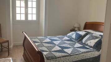 1 slaapkamer, een strijkplank/strijkijzer, wifi, beddengoed