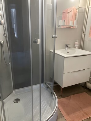 Shower, hair dryer, towels - Guest Room 'Room #4 - 2 Persons' with Shared Pool, Shared Terrace and Wi-Fi (Segonzac)
