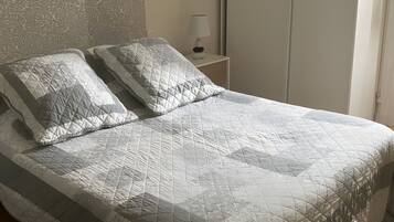 1 slaapkamer, een strijkplank/strijkijzer, wifi, beddengoed