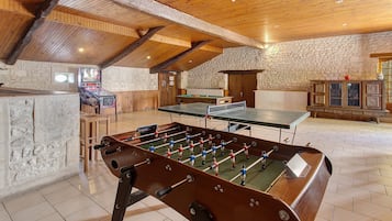 Une pièce équipée d’un baby-foot, d’une table de billard et d’une table de snooker.