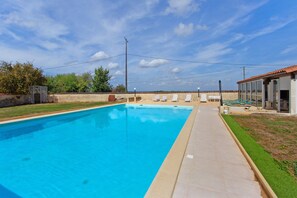 Pool - Bed and Breakfast 'Chambre 4 - 2 Personnes' with Shared Pool, Shared Terrace and Wi-Fi (Segonzac)