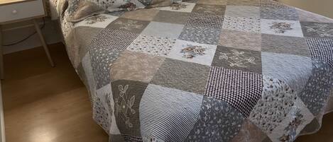 1 habitación, tabla de planchar con plancha, wifi y ropa de cama